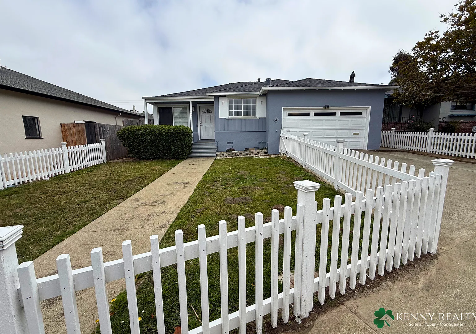 Spacious Brentwood Home with Detached Bonus Room & Solarium — Photo 2