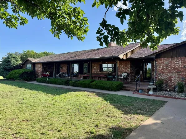 202 Whiteshield St, Hammon, OK 73650