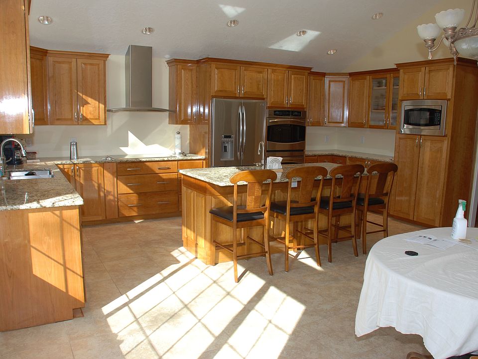 Kitchen/dining (right)