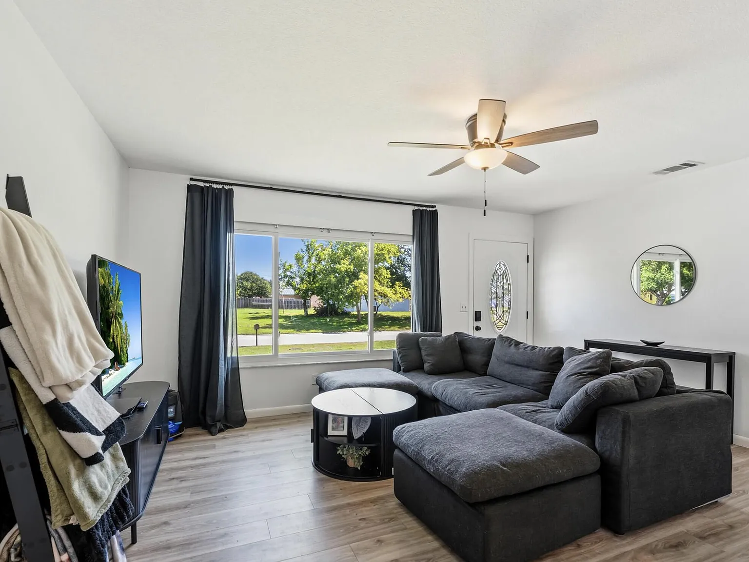 3 bed, 1.0 bath, 1200 sqft, $2,250 — Photo 2