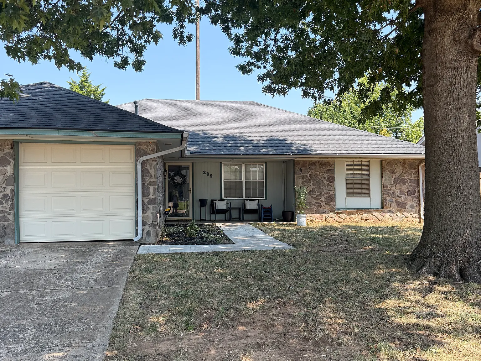 4 bed, 1500 sqft, $1,900 — Photo 1