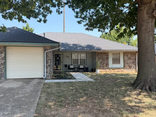 209 Elwood Dr, Edmond, OK 73013