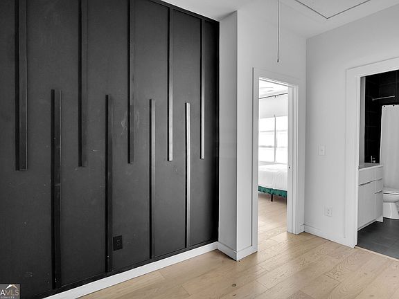 4th image of 833 Humphries St