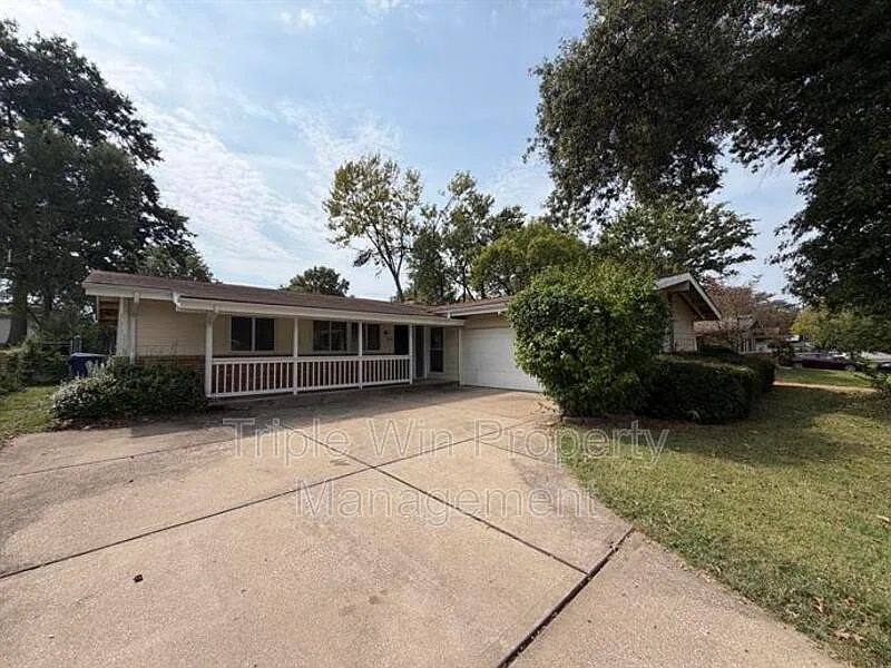 3180 Kingsley Dr