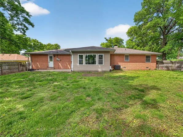 207 Dewey Ave, Gower, MO 64454