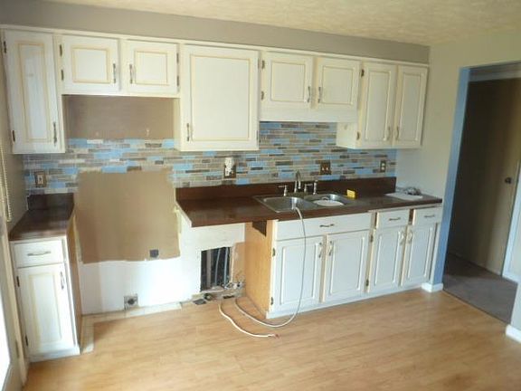 3rd image of 8737 Edgeridge Dr