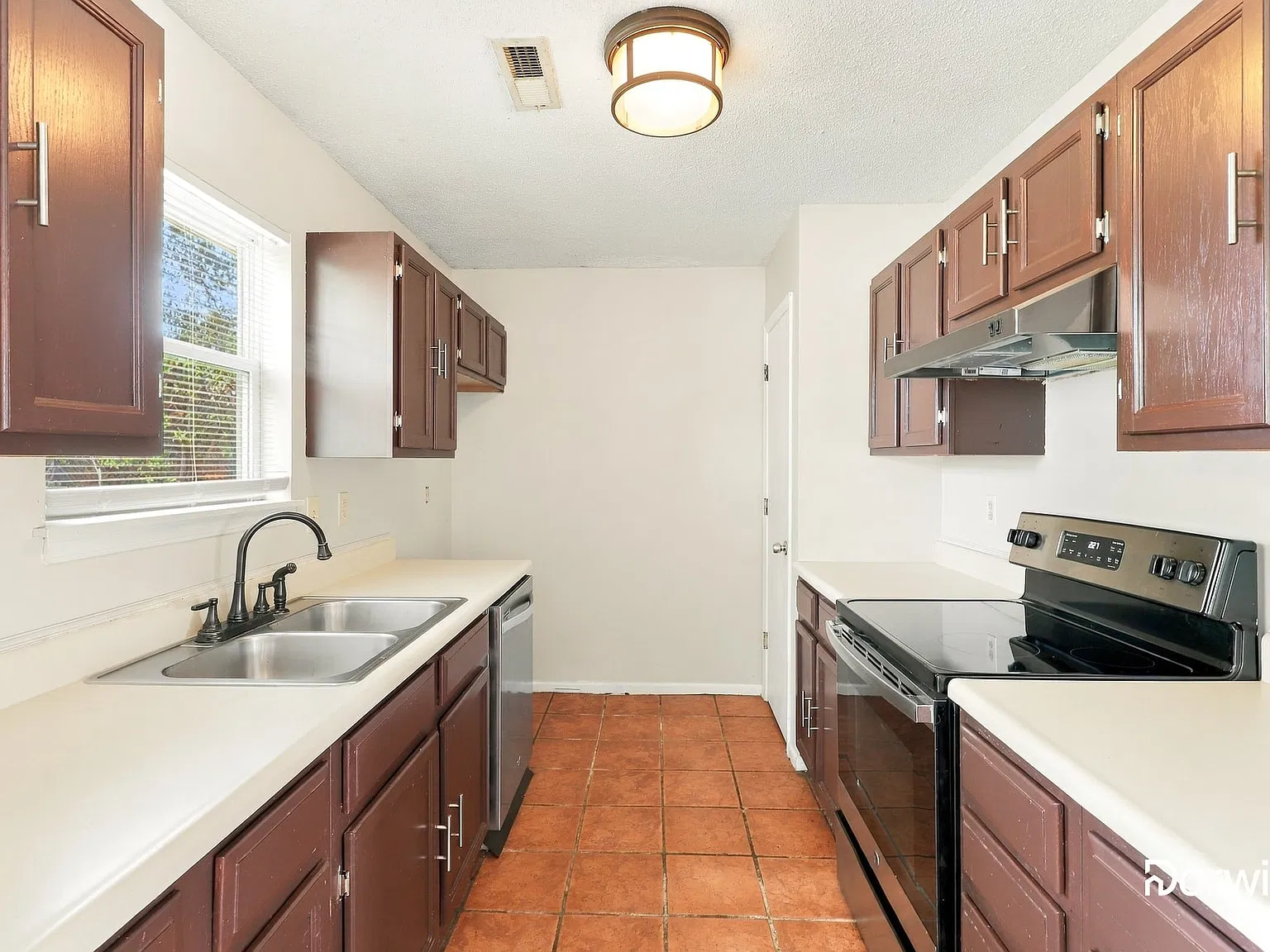 3 bed, 1.0 bath, 1097 sqft, $1,460 — Photo 2