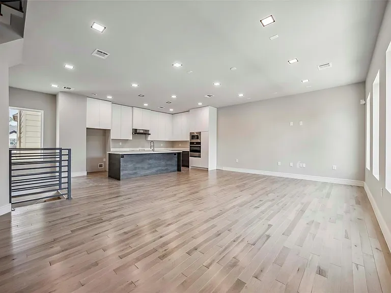 1111 W 21st St — Photo 11