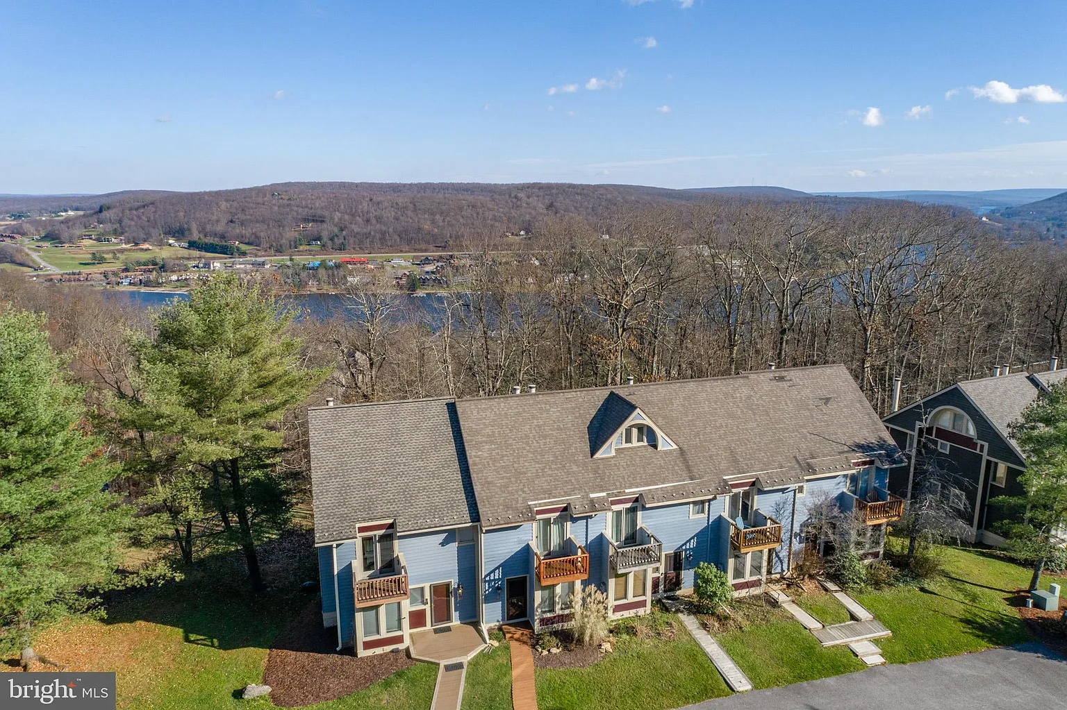 33 Winding Way photo 1