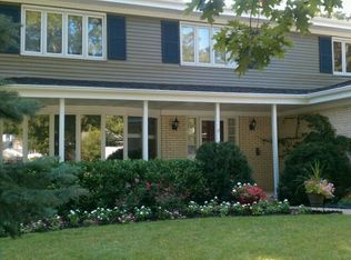 1100 Vernon Dr, Glenview, IL 60025