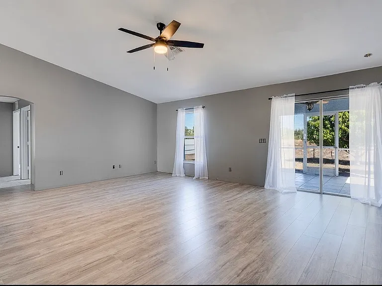 4305 NE 20th Pl — Photo 10