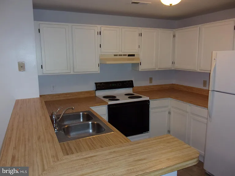 100 Chesterfield Ln — Photo 3