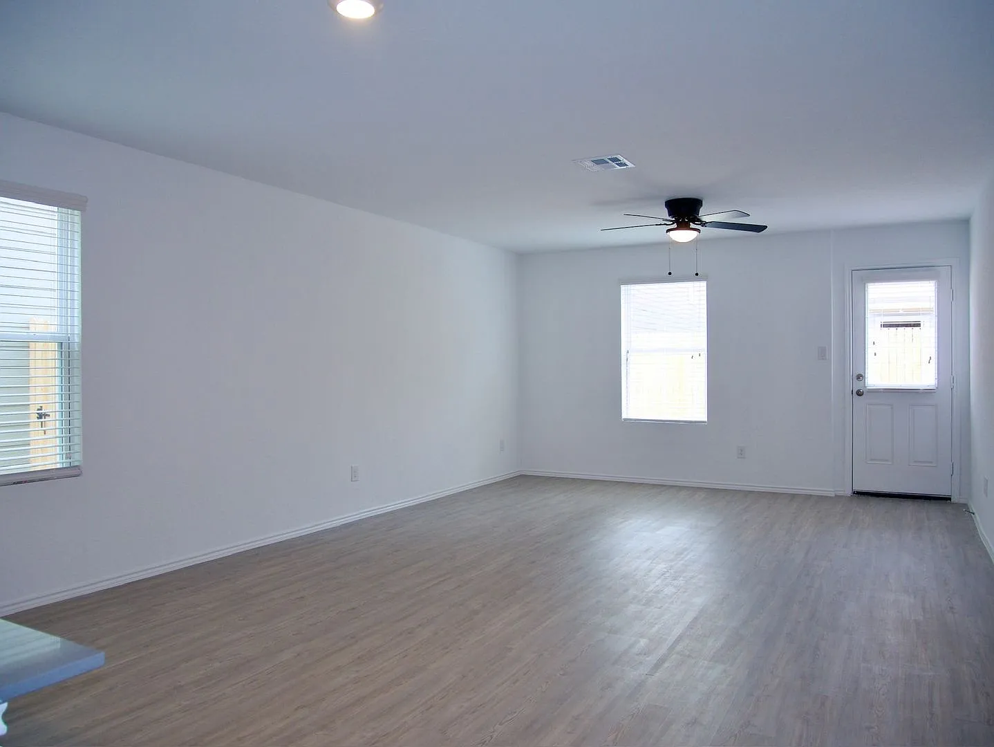 Charming 3 Bed 2 Bath Home in Alamo Ranch - Internet & Pest Control Included! — Photo 3