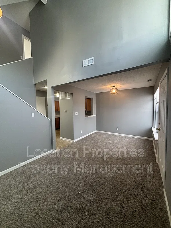 2 bed, 1.5 bath, 1050 sqft, $1,116 — Photo 4