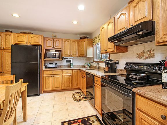 3rd image of 2869 Mead St