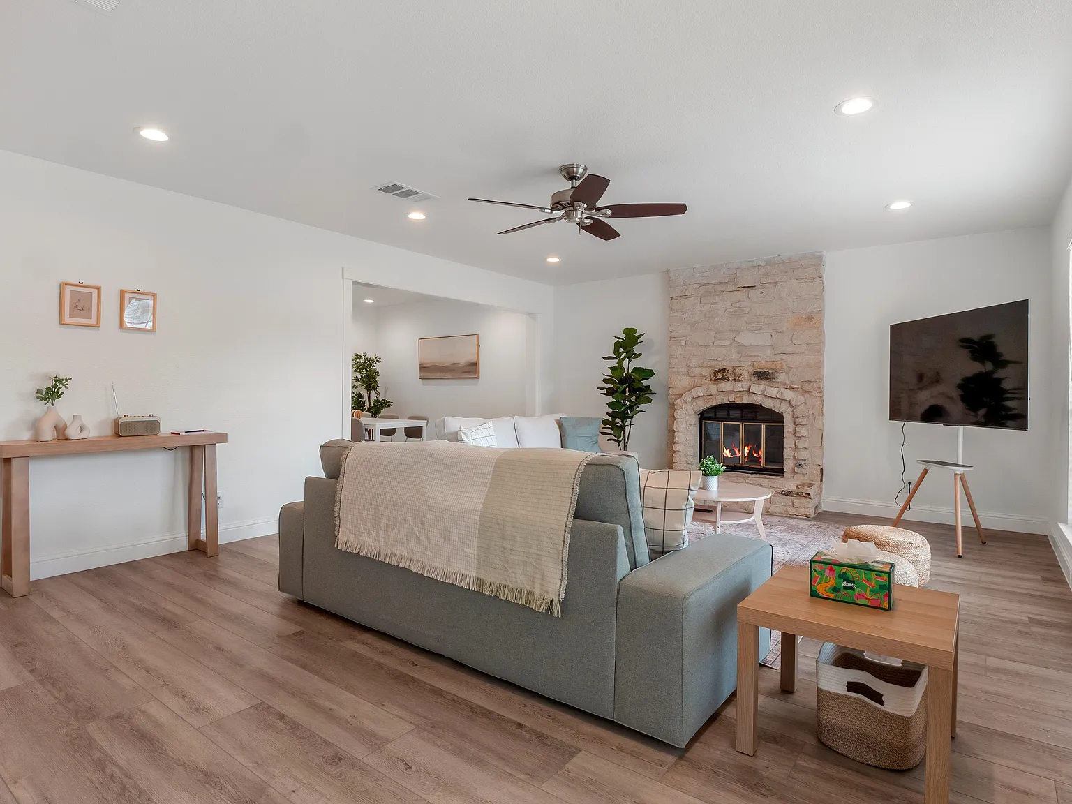 3 bed, 2.5 bath, 2264 sqft, $3,800 — Photo 3