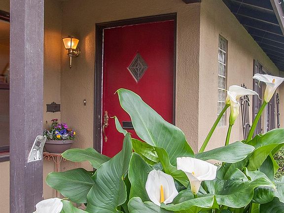 5th image of 1705 W Kaweah Ave