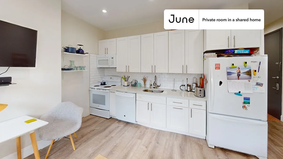Full bedroom in 3 bed/2 bath home in Greenpoint #1737 A — Photo 3