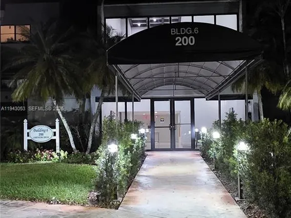 200 Lakeview Dr APT 212, Weston, FL 33326