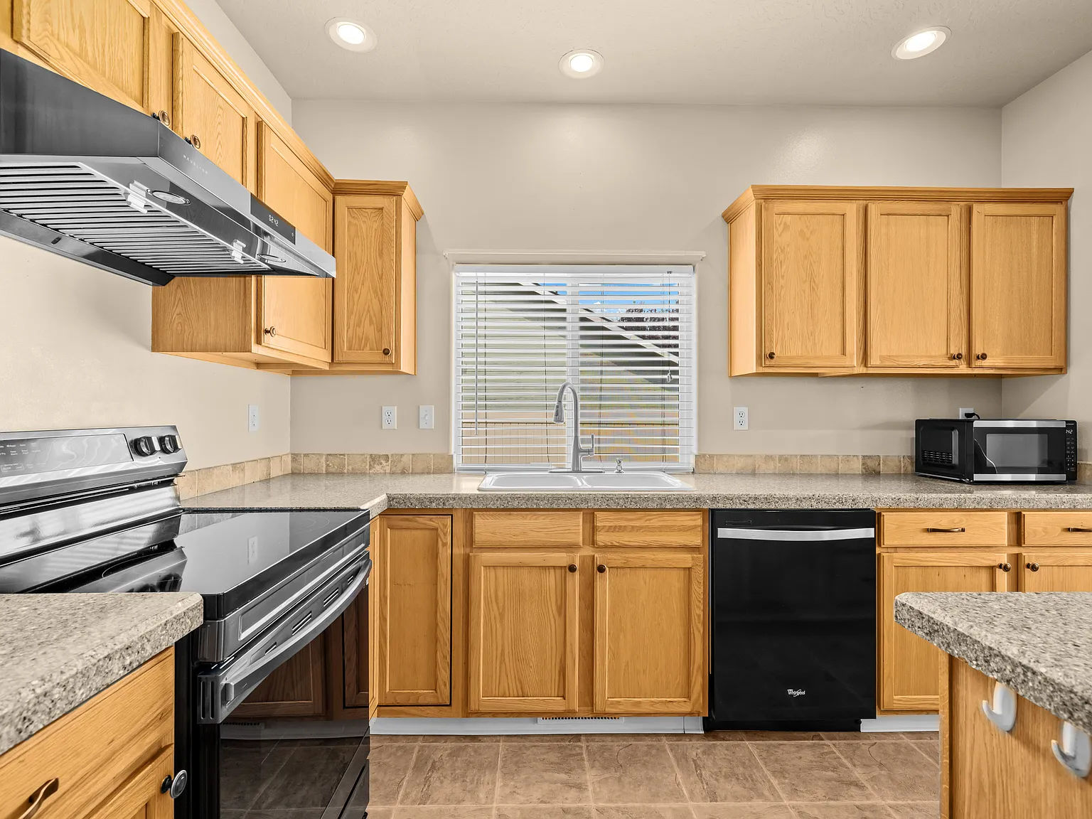 3 bed, 1854 sqft, $2,400 — Photo 2