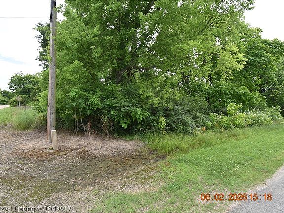 3rd image of 608 S 7th Rd