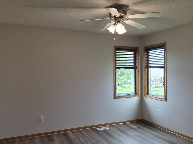 Master Bedroom: Closet on Left