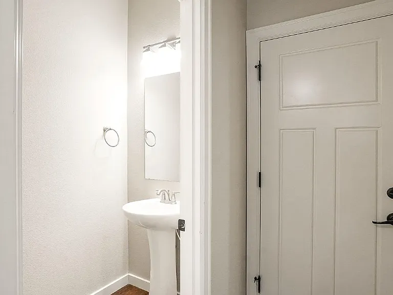 384 Market St NE — Photo 6