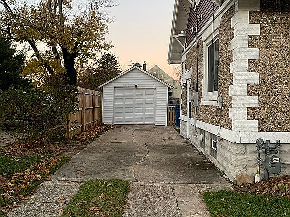 3rd image of 411 E River St