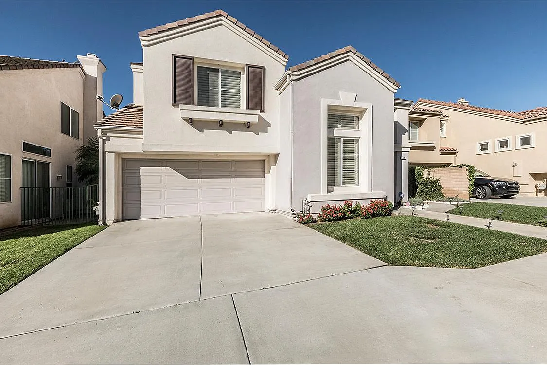 725 Roscoe St — Photo 2