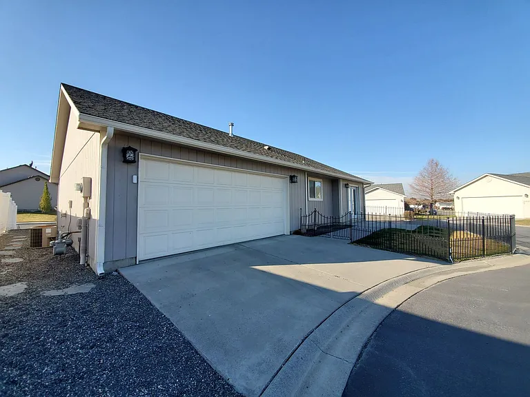 2421 S Arthur Ct — Photo 3