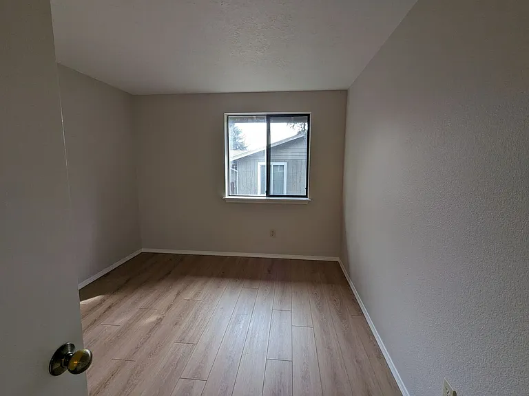 1147 NE Viking Ct — Photo 16