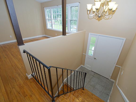 4th image of 40 Parkwood Dr