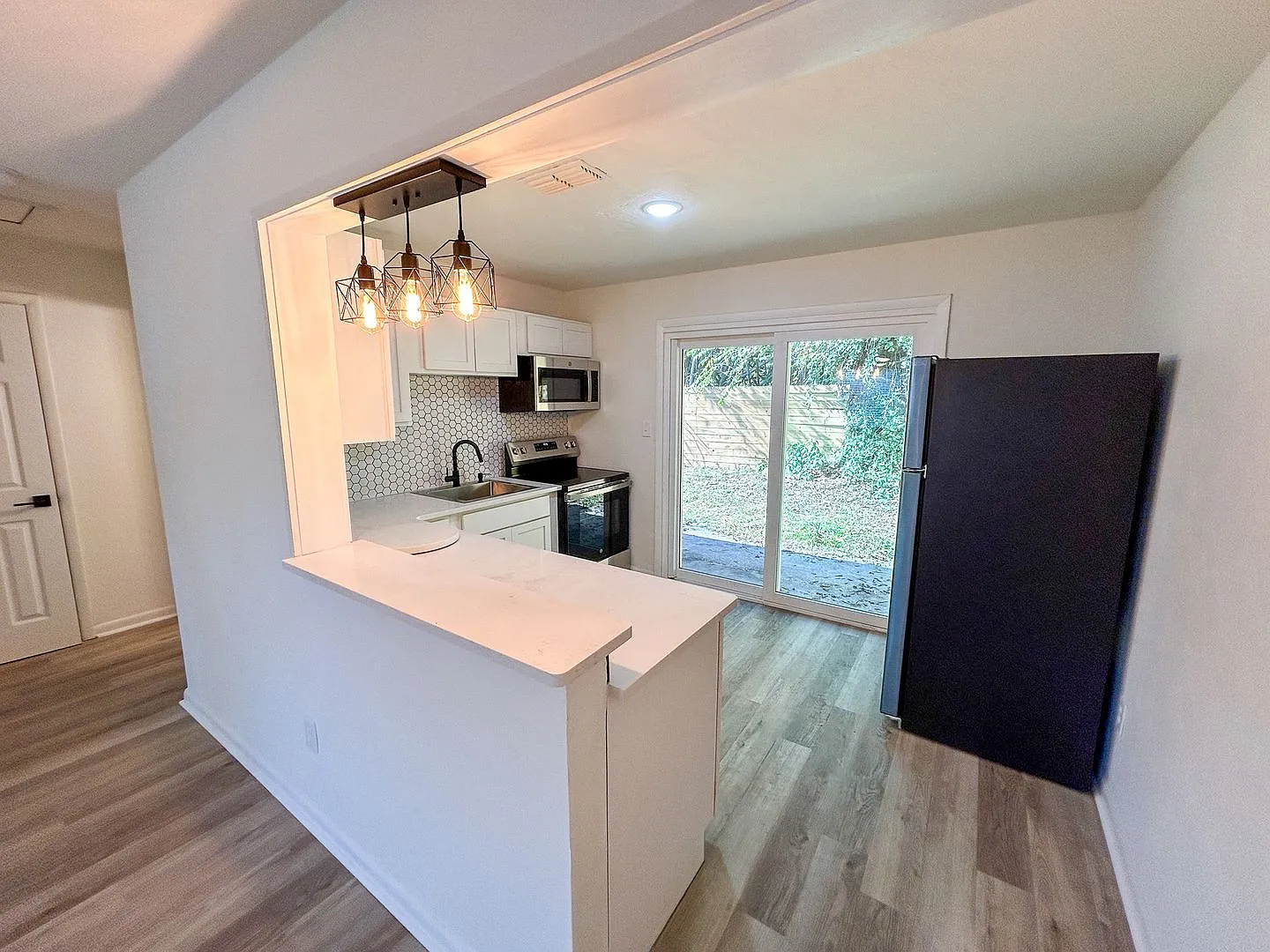 Fully Renovated 1/1 - Move-in Special - 50% off First Month's Rent — Photo 4