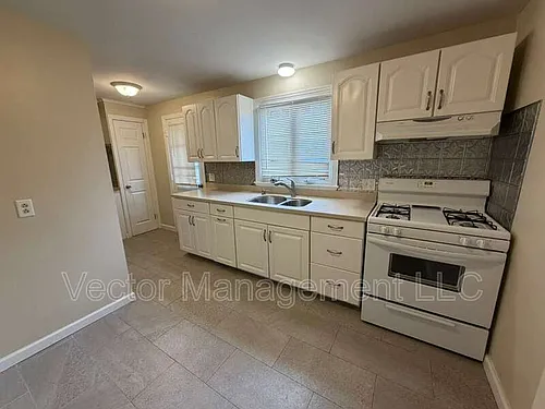 1160 Whitney Ave E Photo 1