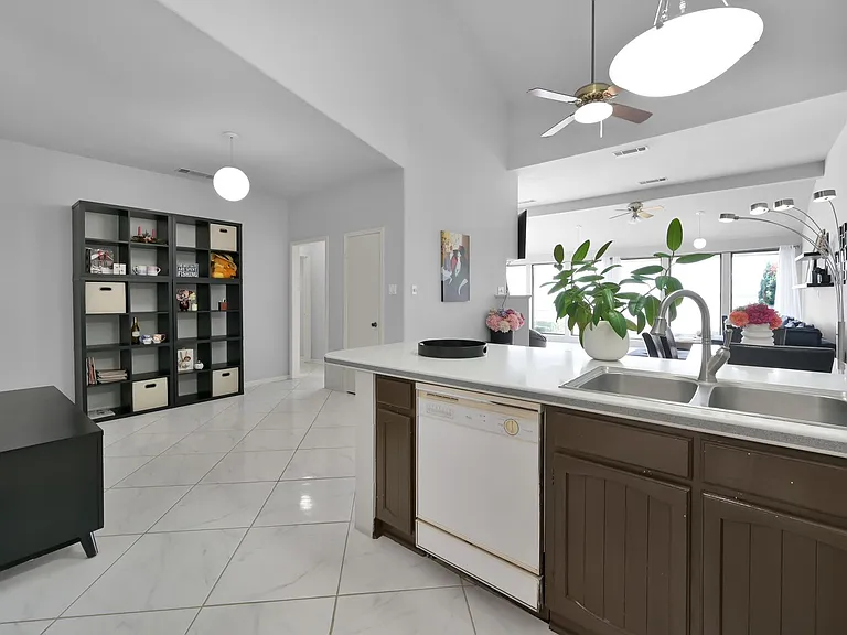 35 Lakeview Vlg — Photo 7