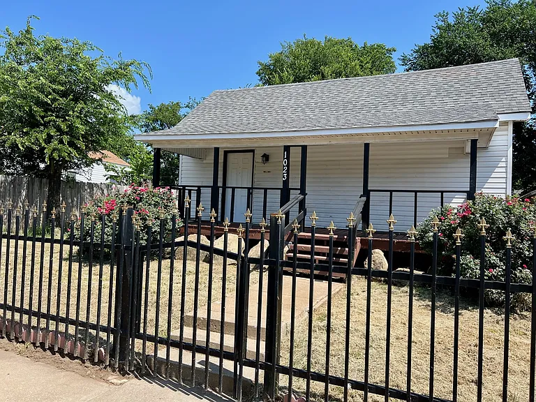 1023 E Haskell St — Photo 1
