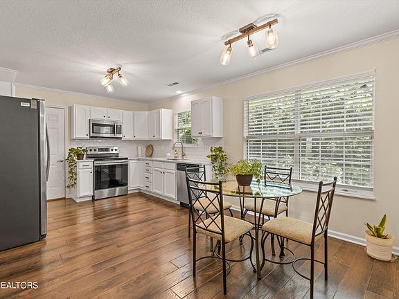 3rd image of 706 Fox Landing Ln