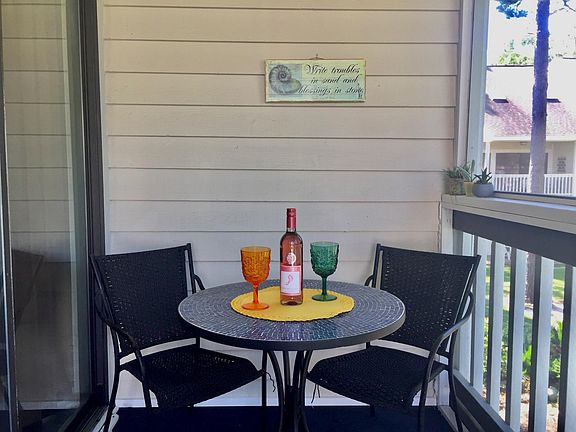 Private/Quiet back screened-in patio over looking court yard and pool.
