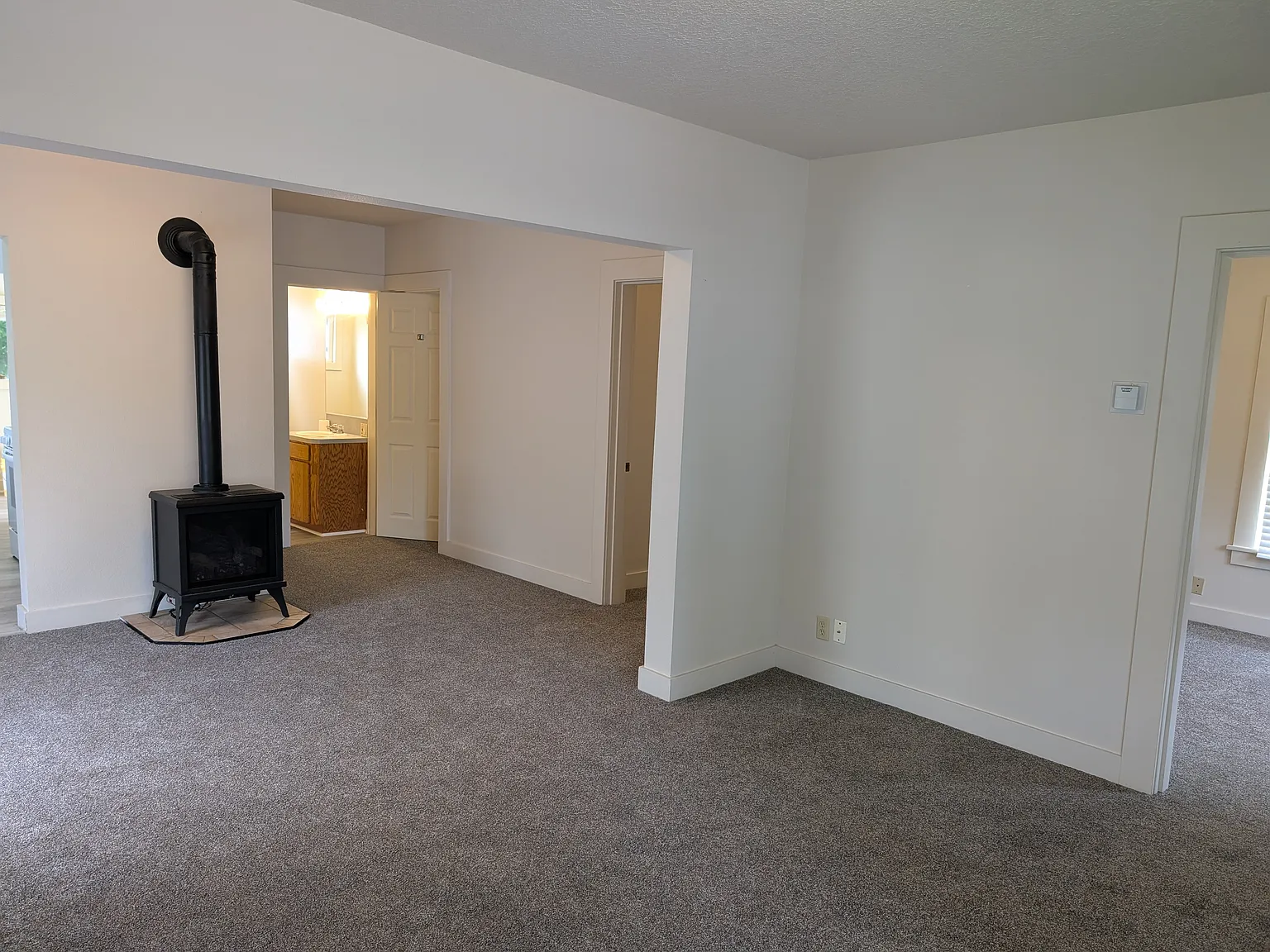 3 bed, 1000 sqft, $1,600 — Photo 4