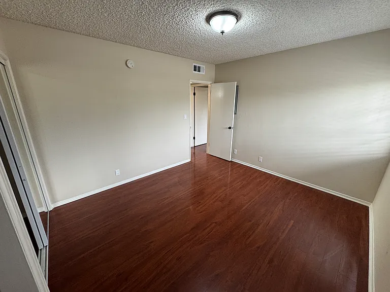 Large and Refurbished and Comfortable Units — Photo 15