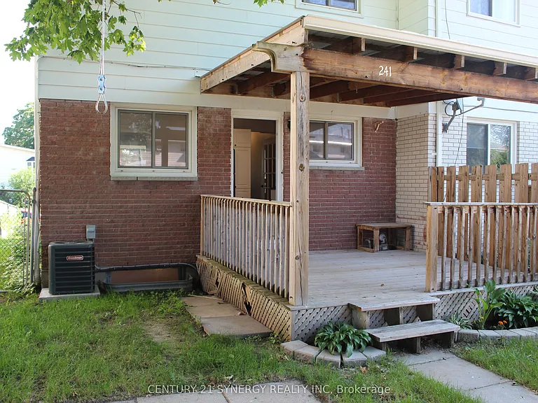241 Wilfred Cres — Photo 19