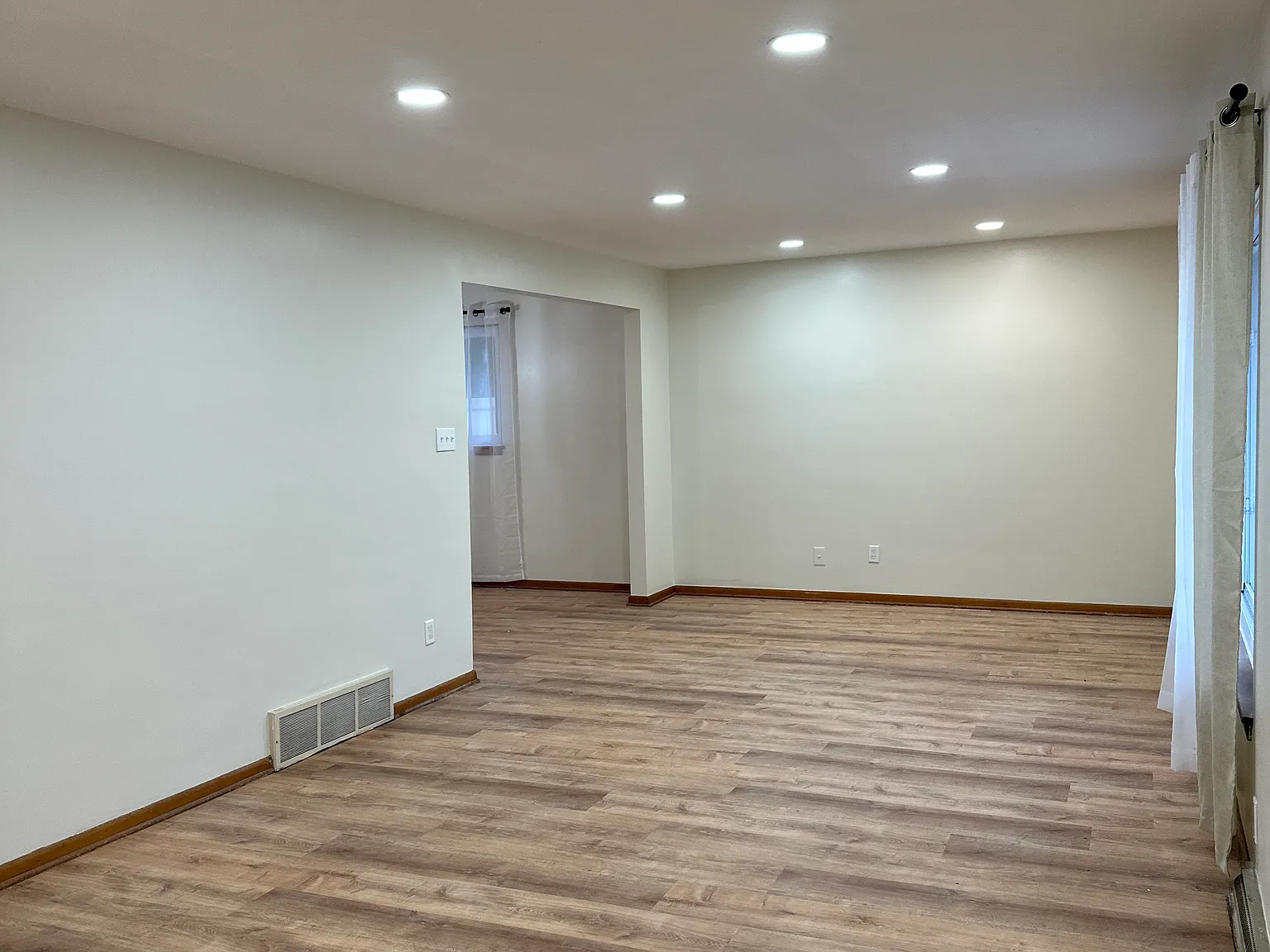 3 bed, 1309 sqft, $2,450 — Photo 3