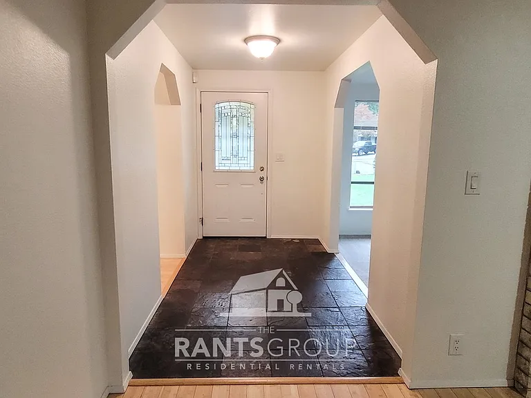 4910 Sheridan Dr SE — Photo 2