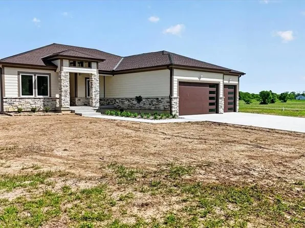 422 NE Lakota Dr, Adrian, MO 64720
