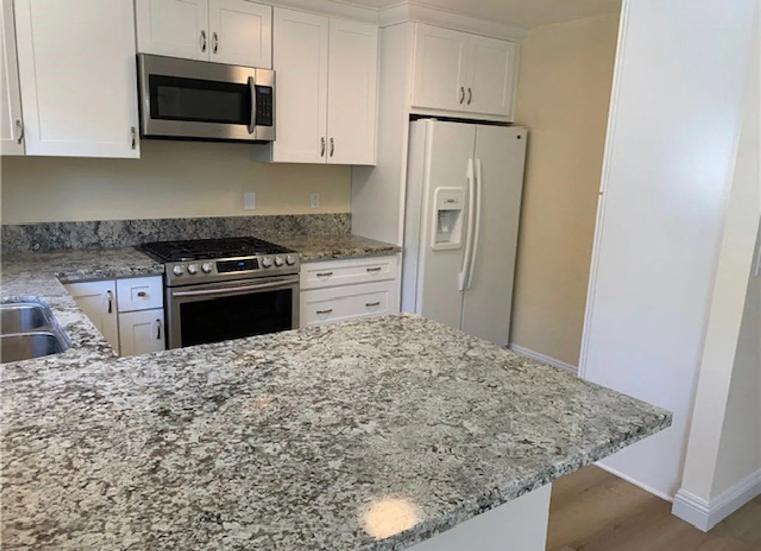 Costa Mesa 3 Bedroom 2 Bath Townhouse with 2 car garage — Photo 4