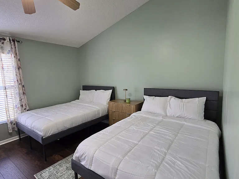 5504 N Fairmount Ave — Photo 9