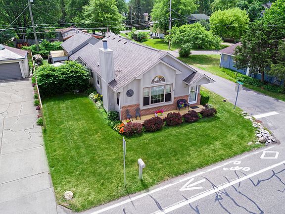 2nd image of 1611 E Lake Dr