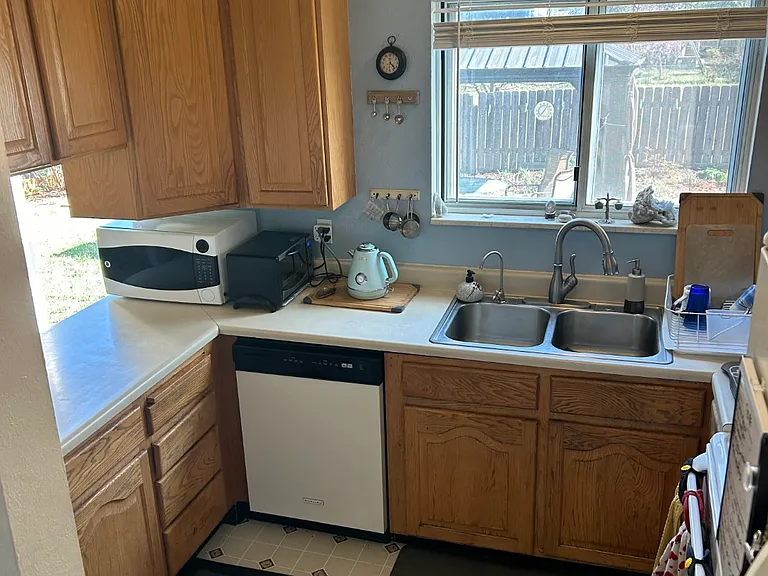 242 Griffith St — Photo 12