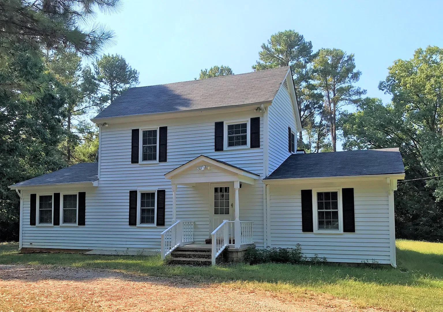 Large & Charming Farmhouse in Bracey — Photo 1