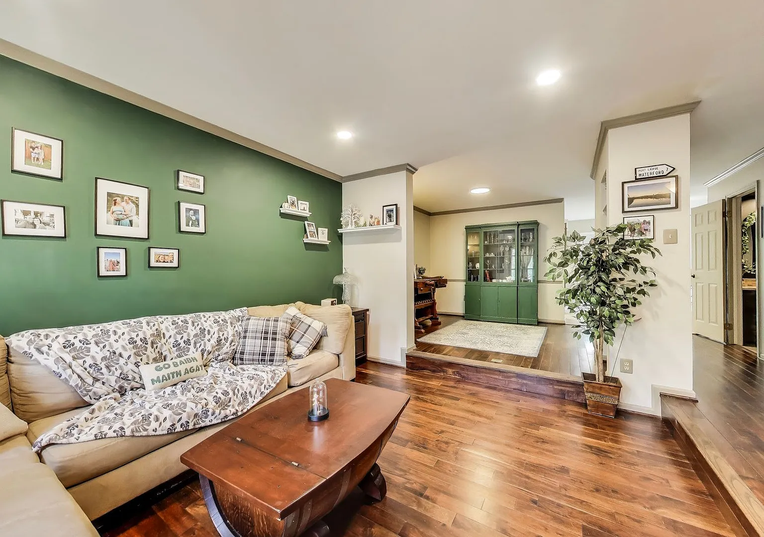 Beautifully Updated Winchester-Built Townhome Backing to Serene Parkland. — Photo 4